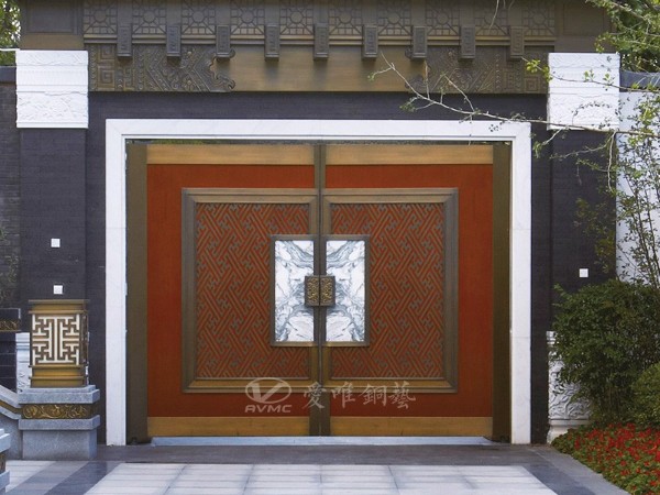 隨著人們的發(fā)展銅門(mén)深受現(xiàn)代人的喜愛(ài)
